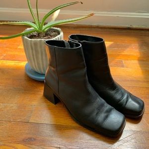 Vintage black leather block heel boots size 7.5
